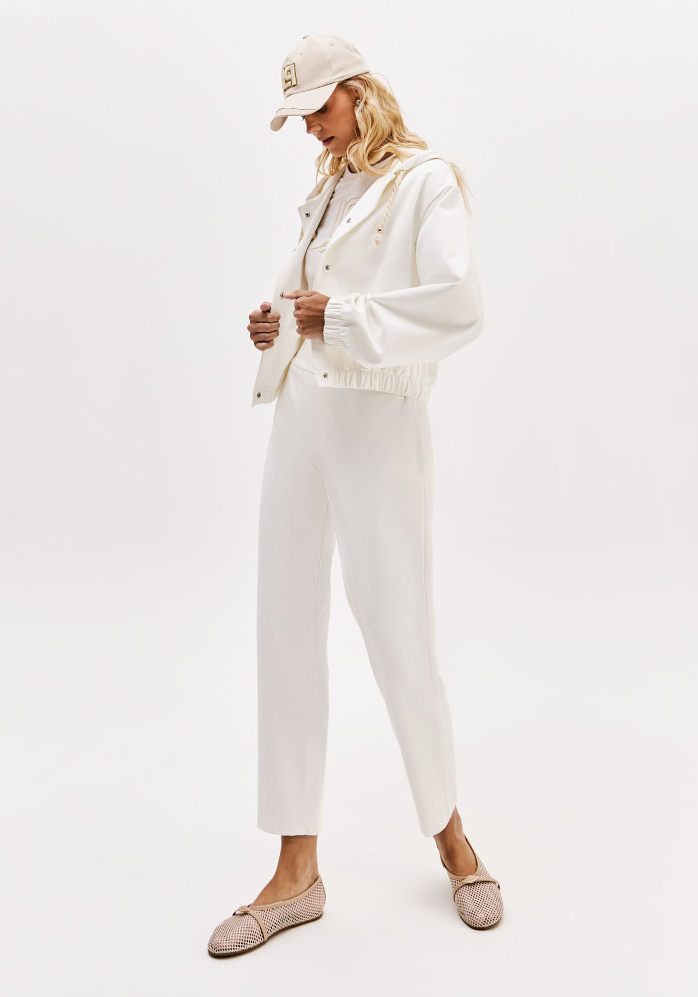 Calça Carrot Cintura Alta Bolsos