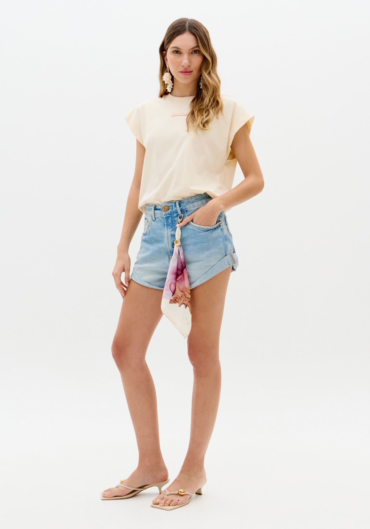 Short Jeans Comfort Cintura Super Alta Com Chaveiro